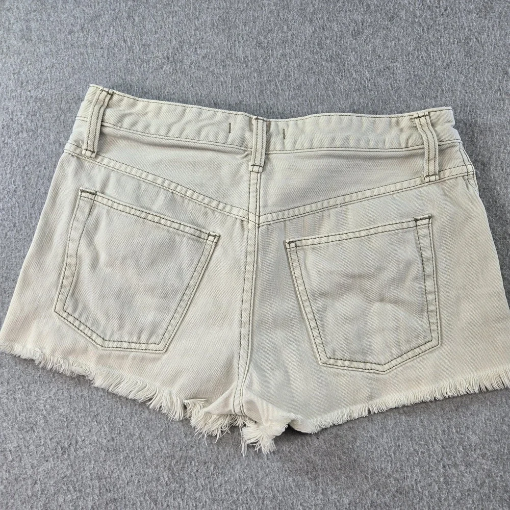 Free People‎ Shorts Womens 27 White Cut-Off Frayed Hem Pockets 2.5 Inseam Denim